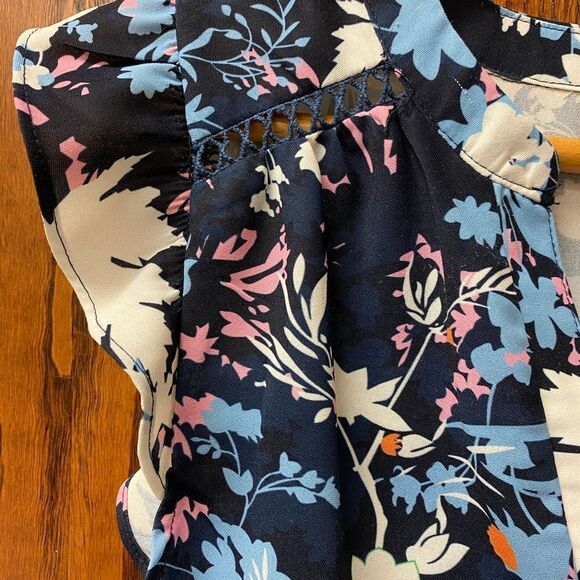 BLUE floral‎ stretch flutter sleeve button front blouse - Picture 2 of 6